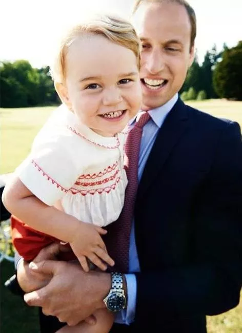 صورة الأمير جورج الرسمية بمناسبة عيد ميلاده تكشف الشبه الكبير بينه وبين الأمير ويليام