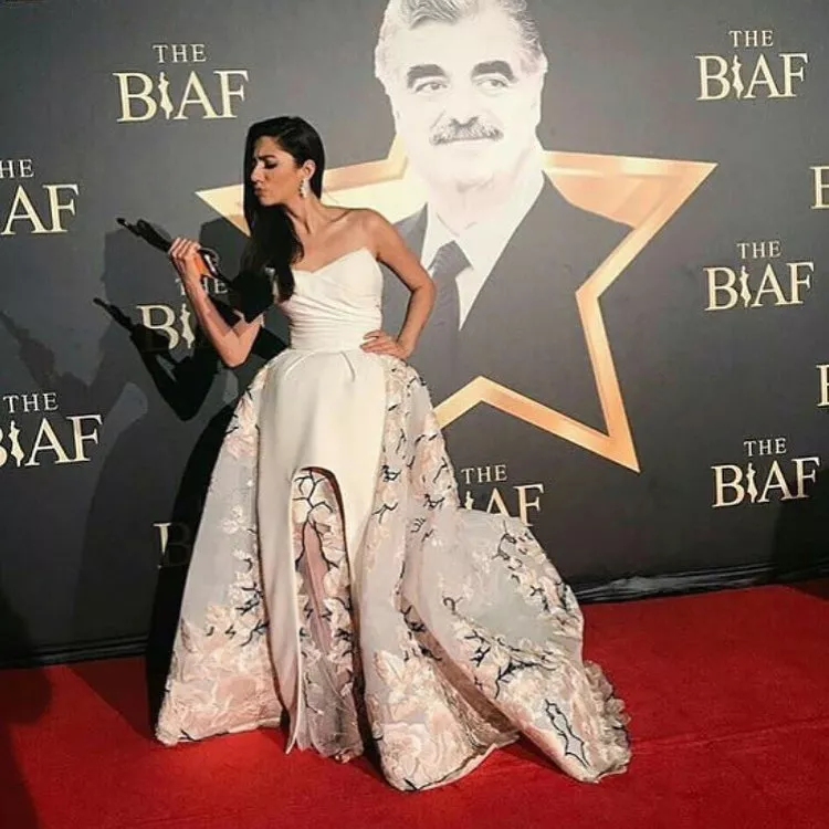 Mahira Khan بفستان مَلكي رومانسي خلال مهرجان بياف 2017
