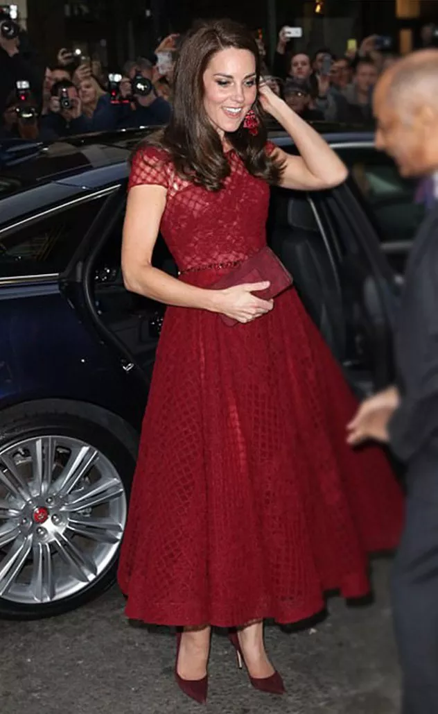 اللون الأحمر يزيّن لوك Kate Middleton بالكامل في إطلالةٍ أميريّة بامتياز