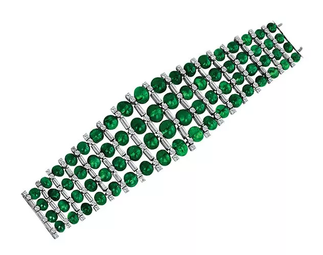 مجوهرات مرصّعة بالزمرّد الأخضر لإطلالةٍ أنيقة ومرحة في آنٍ معاً