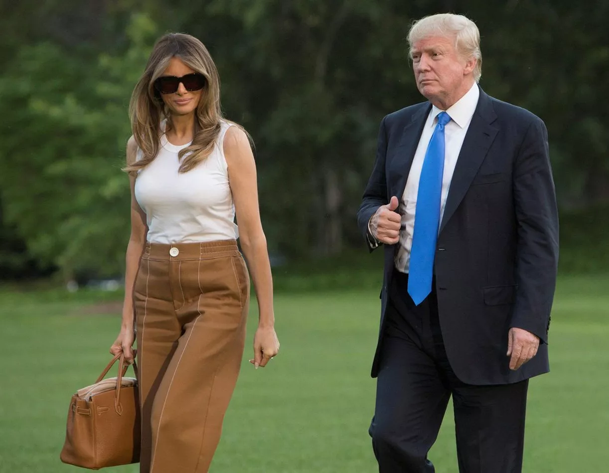 Melania Trump تنتقل أخيراً إلى البيت الأبيض بلوكٍ كاجوال شيك