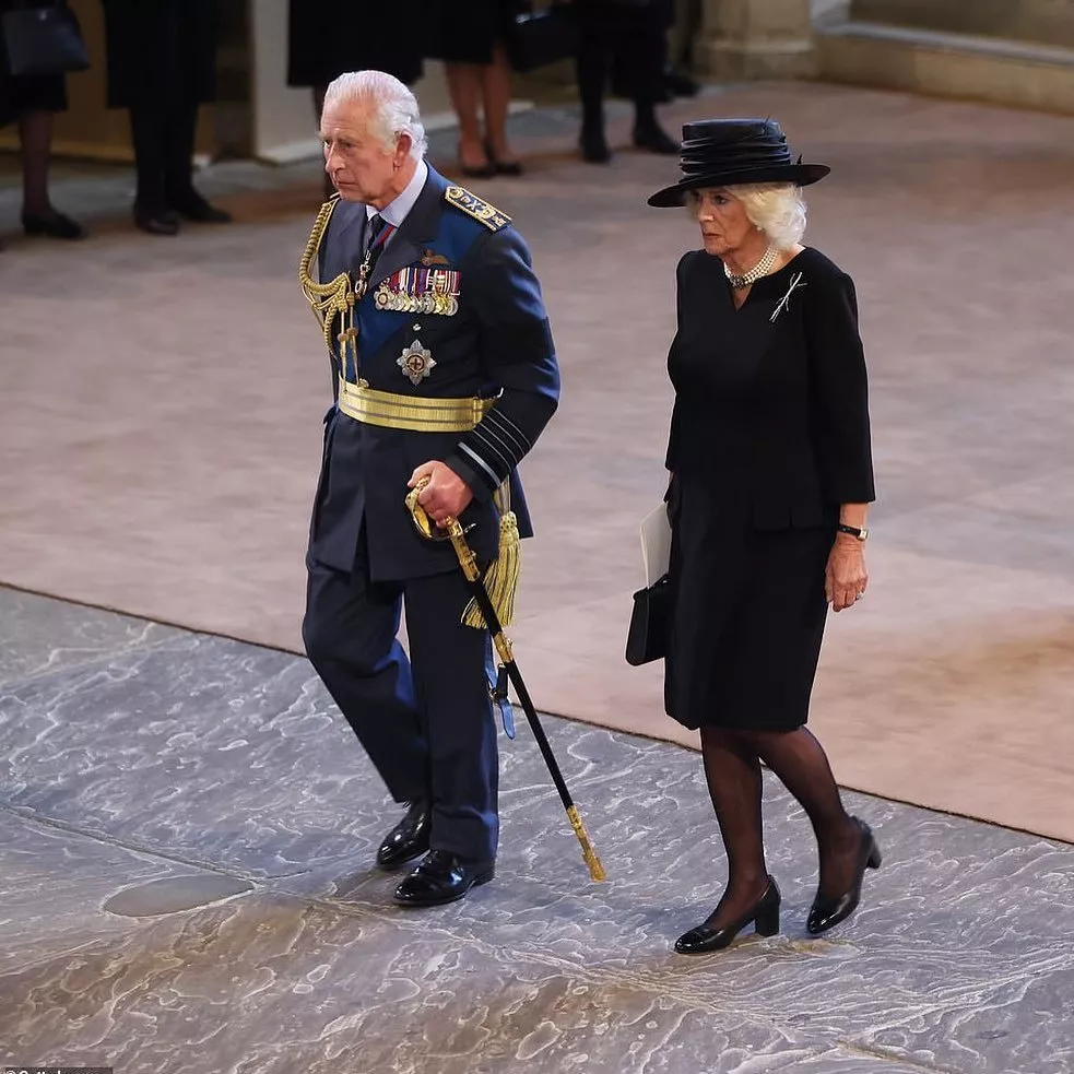 نعش الملكة اليزابيث غادر قصر بكنغهام للمرّة الأخيرة... والعائلة الملكية تودّعها بلحظات مؤثرة