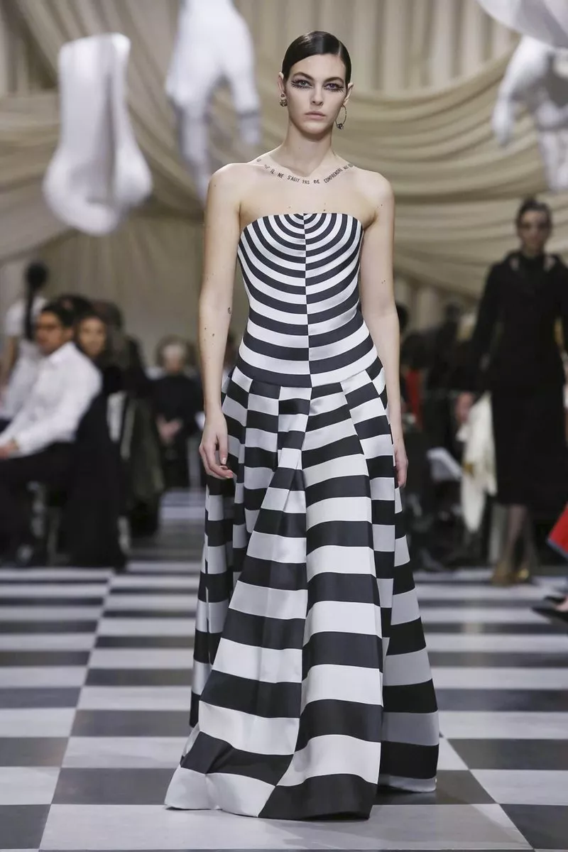 عرض أزياء Dior للخياطة الراقية لربيع 2018: أسلوب سرياليّ ومعركة شطرنج بالأبيض والأسود