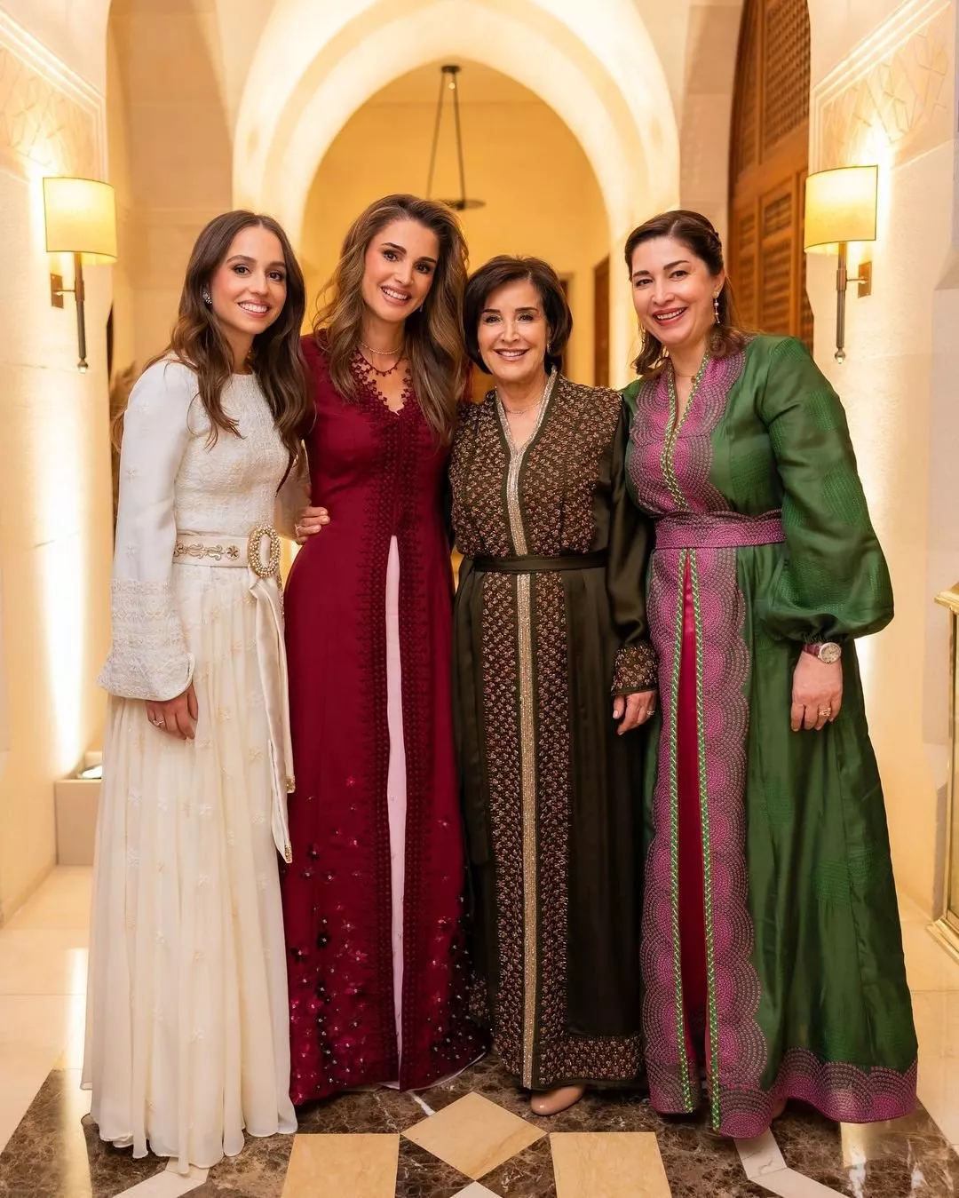 من هي دينا اخت الملكة رانيا؟ علاقة مميّزة بين الشقيقتين