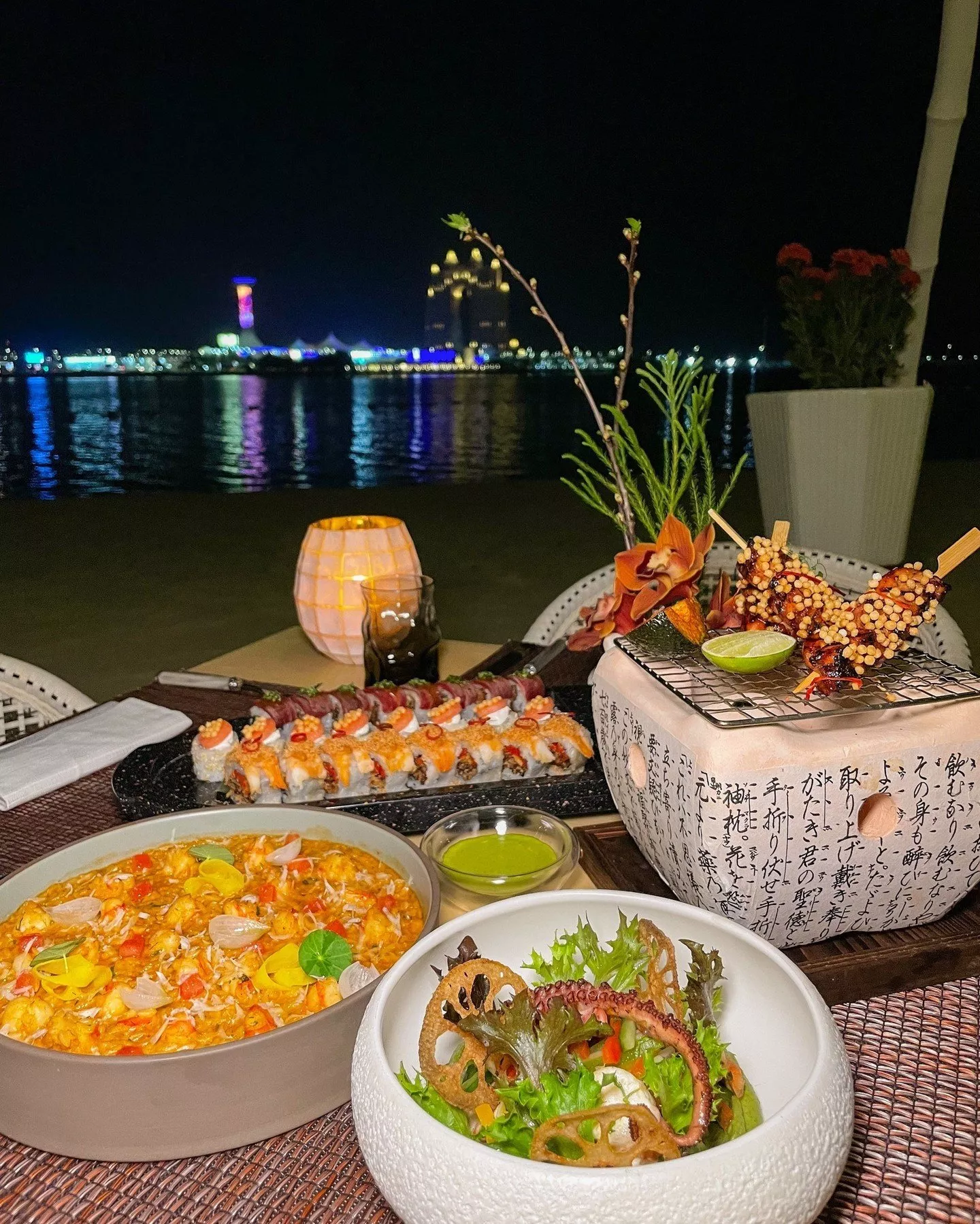 أفضل 12 مطعم مطل على البحر في أبو ظبي تضفي أجواء رائعة على جلستكِ