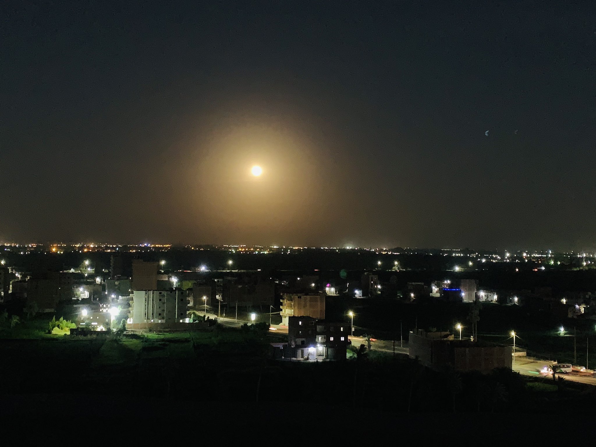 صورة القمر في مصر من صفحة Hisham Abdelwahed على تويتر