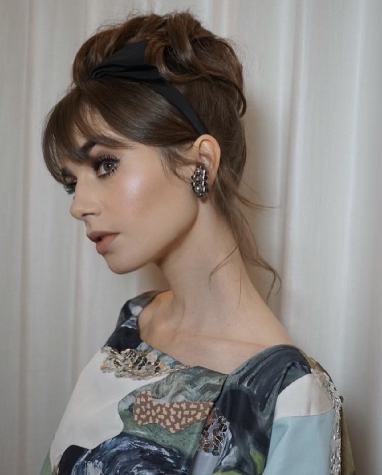 صورة ليلي كولينز تسريحات شعر مرفوعه  ليلة عيد الحب 2022