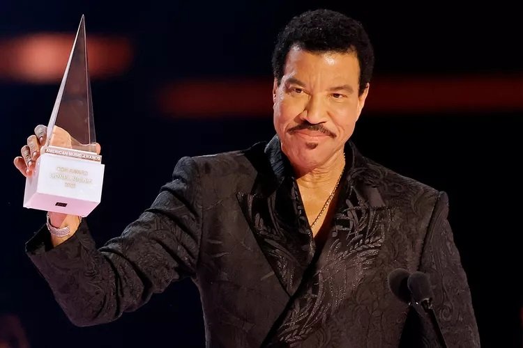 Lionel Richie يحصل على جائزة Icon Award