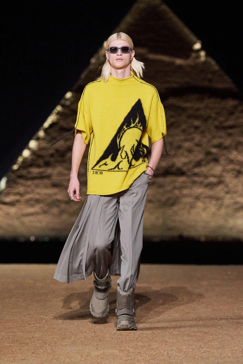 صور عرض مجموعة ديور التحضيرية للملابس الرجالية لخريف 2023 في مصر