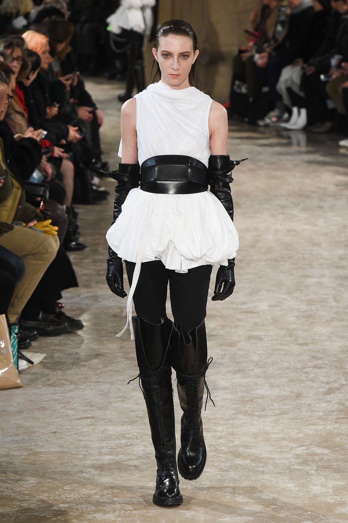 عرض أزياء Ann Demeulemeester لخريف 2018، خلال أسبوع الموضة في باريس