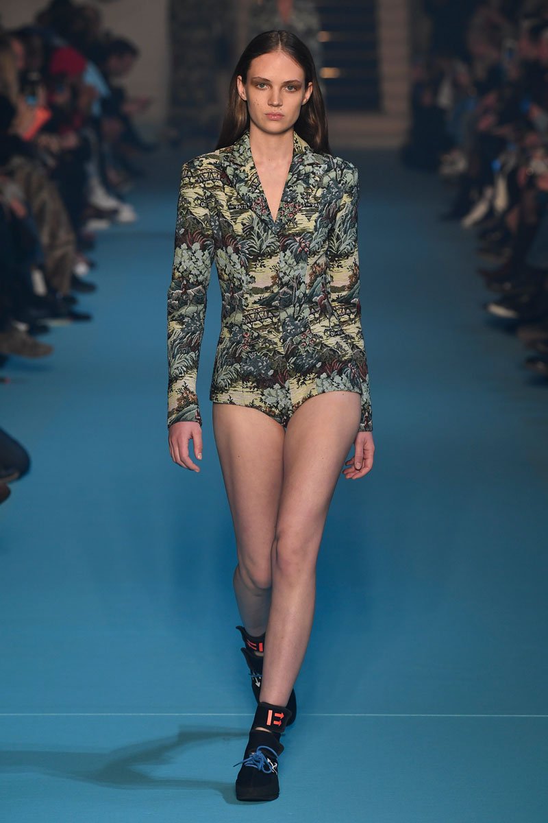 عرض أزياء Off-White لخريف 2018، خلال أسبوع الموضة في باريس