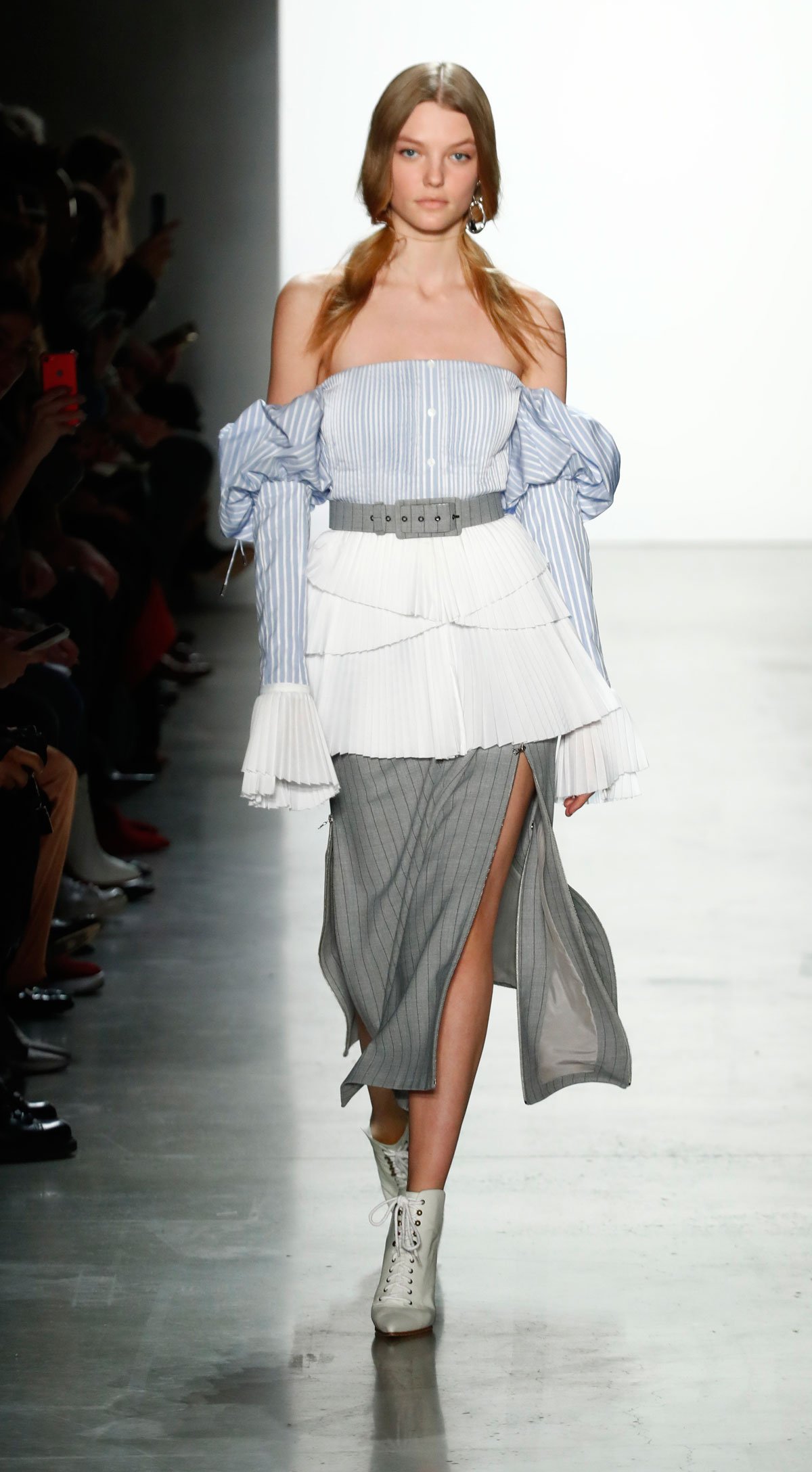 عرض أزياء Jonathan Simkhai  لخريف 2018، خلال أسبوع الموضة في نيويورك