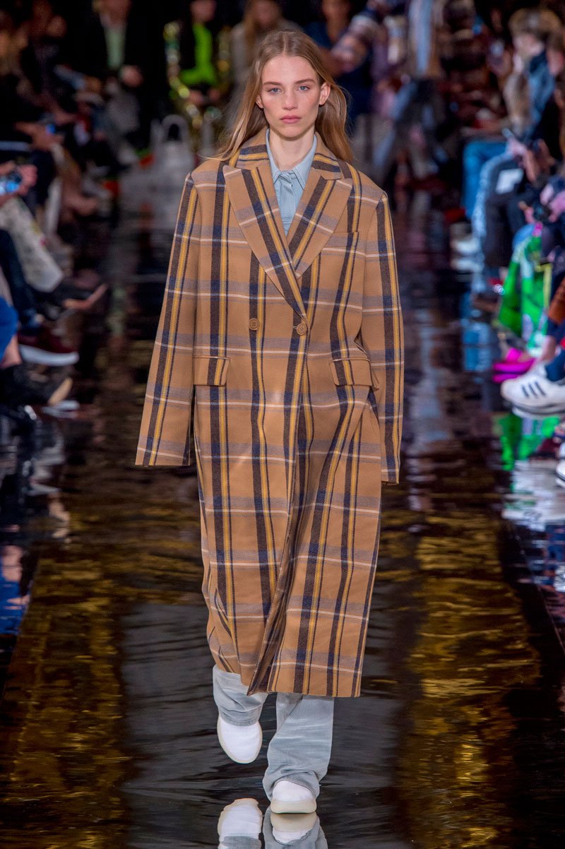 عرض أزياء Stella McCartney لخريف 2018، خلال أسبوع الموضة في باريس