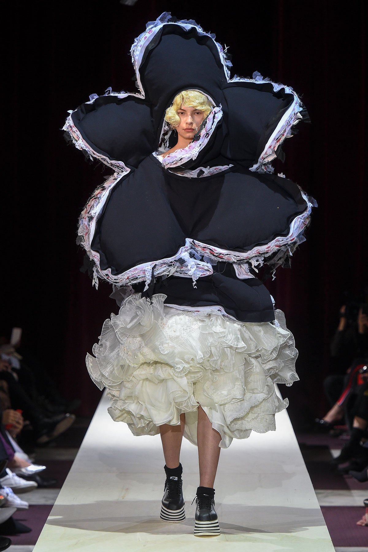 عرض أزياء Comme des Gar&ccedil;ons لخريف 2018، خلال أسبوع الموضة في باريس