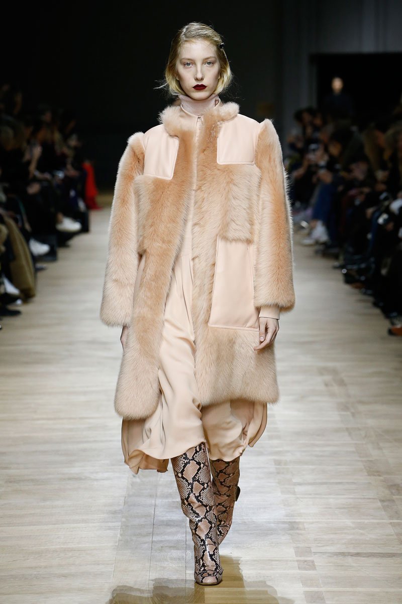 عرض أزياء Rochas لخريف 2018، خلال أسبوع الموضة في باريس