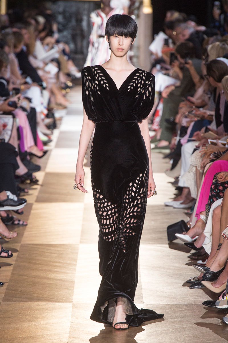 عرض أزياء Schiaparelli للخياطة الراقية لخريف 2018