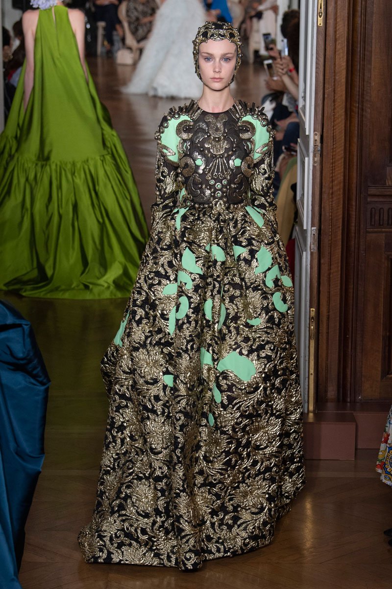 عرض أزياء Valentino للخياطة الراقية لخريف 2018