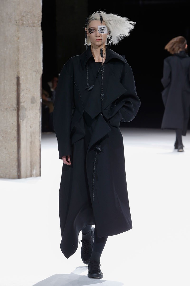 عرض أزياء Yohji Yamamoto لخريف 2018، خلال أسبوع الموضة في باريس