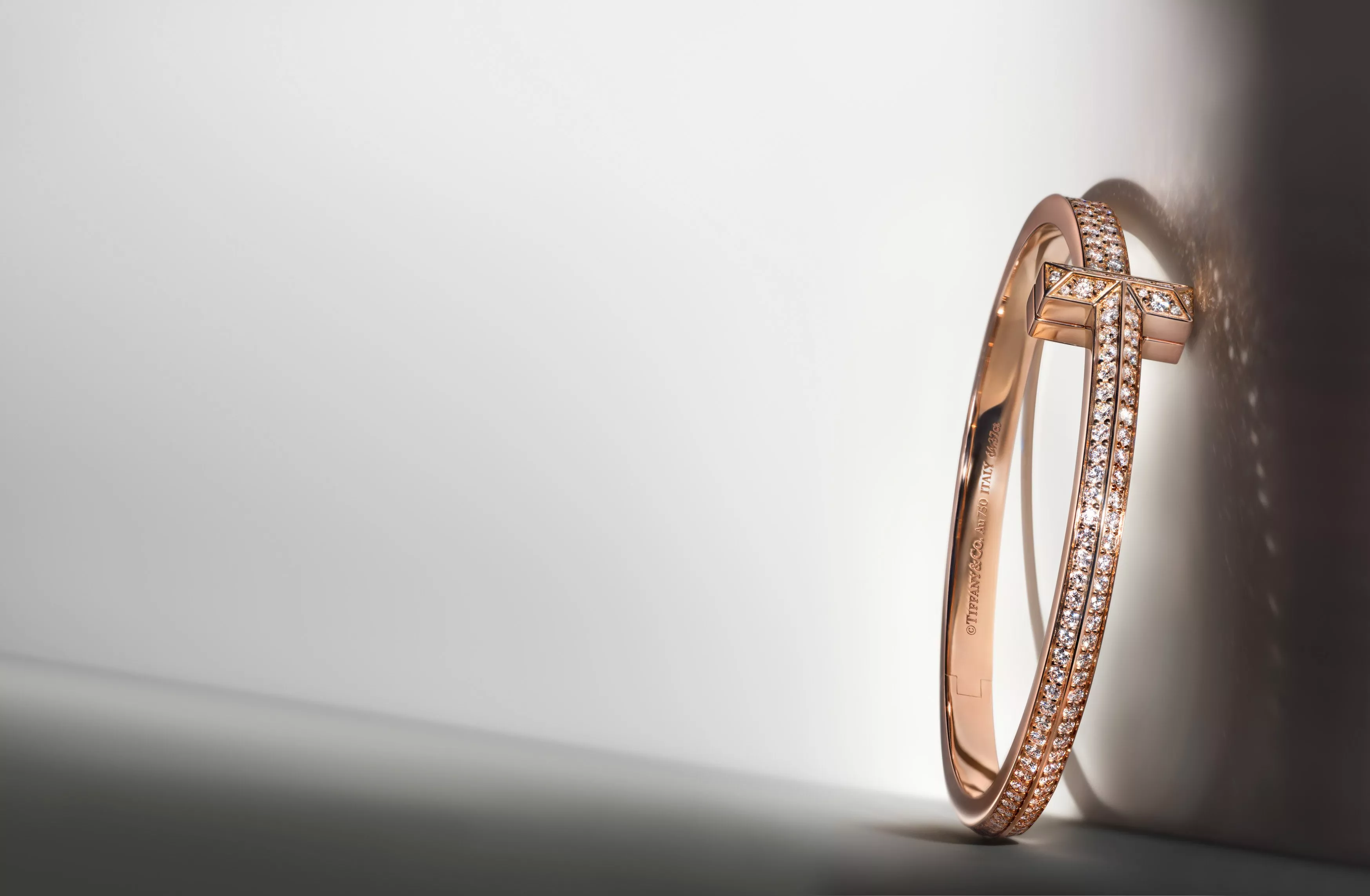 .Tiffany & Co تطلق حملة ترويجية جديدة لمجموعة T Collection بمشاركة سفيرة العلامة هيلي بيبر لأول مرة