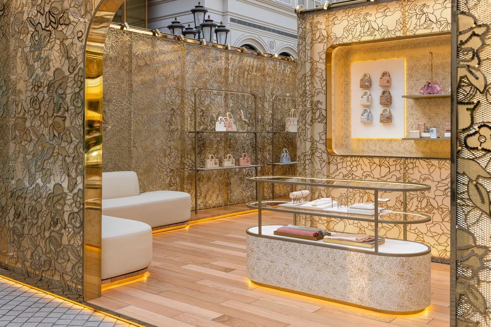 ديور تُطلق مجموعة الكبسولة Dior Or في متجرين مؤقّتين في الشرق الأوسط