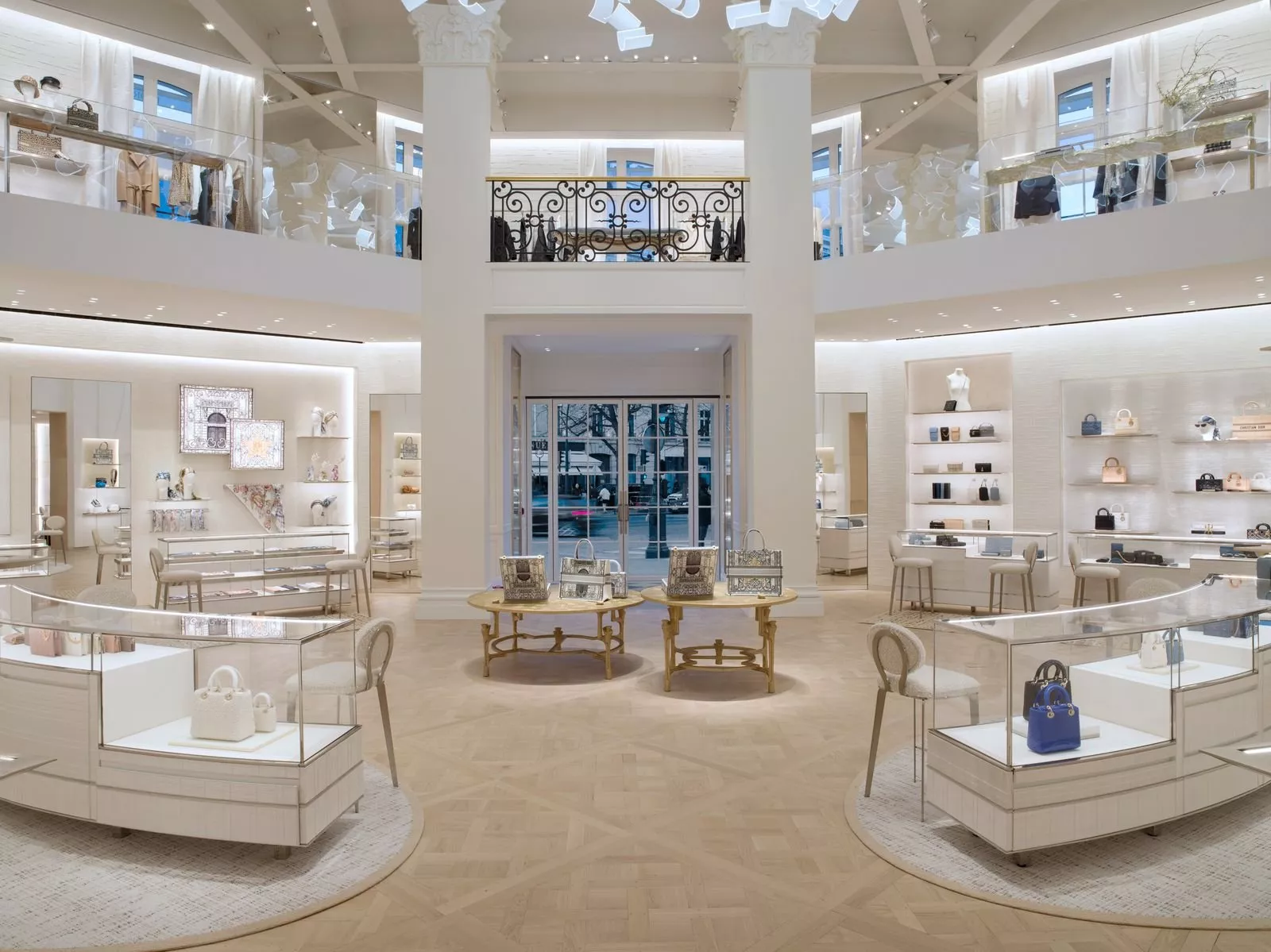 دار ديور Dior تعلن عن إعادة افتتاح بوتيك 30 Montaigne