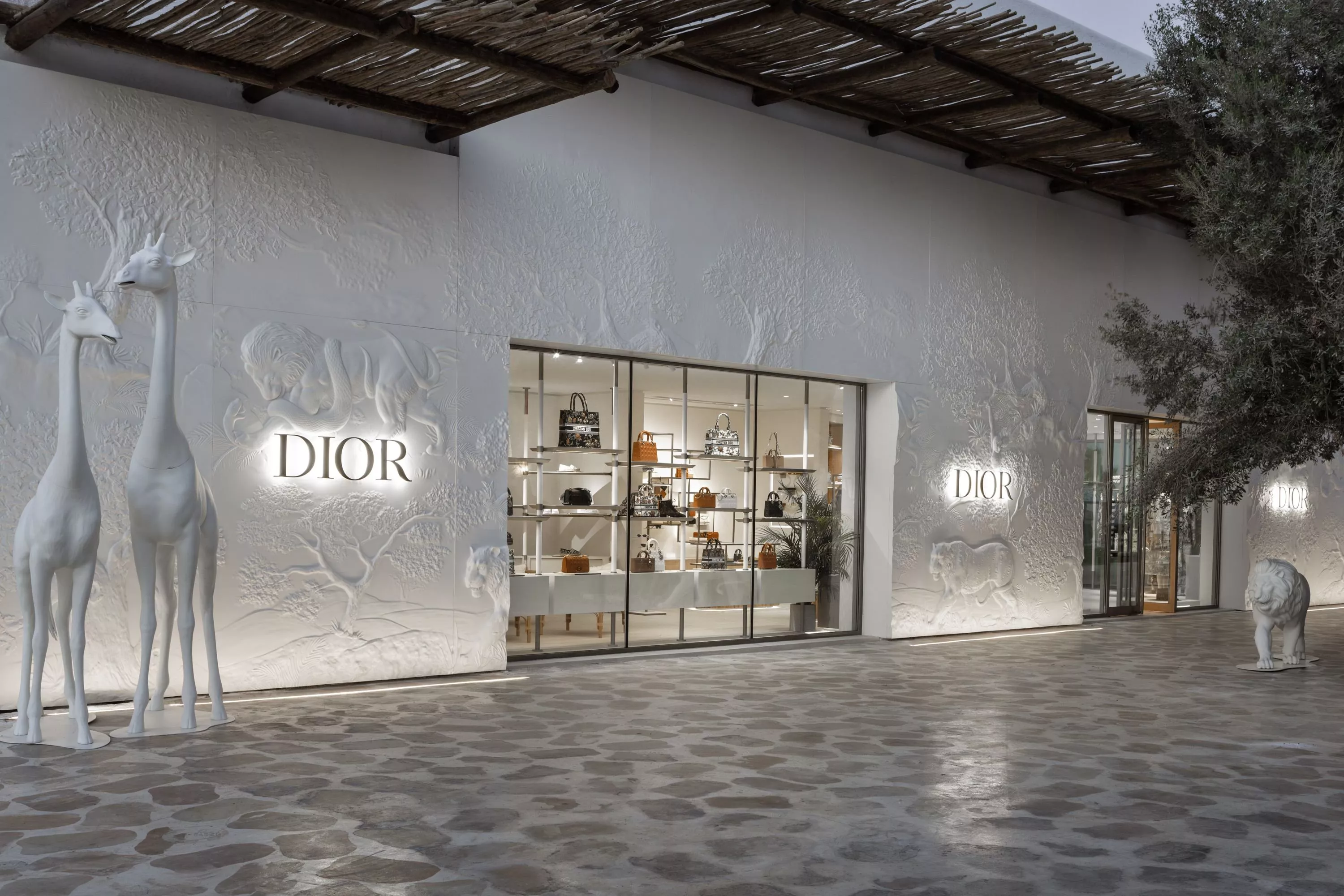 Dior تكشف عن سلسلة من متاجرها الدائمة والمؤقّتة في قلب الدوحة