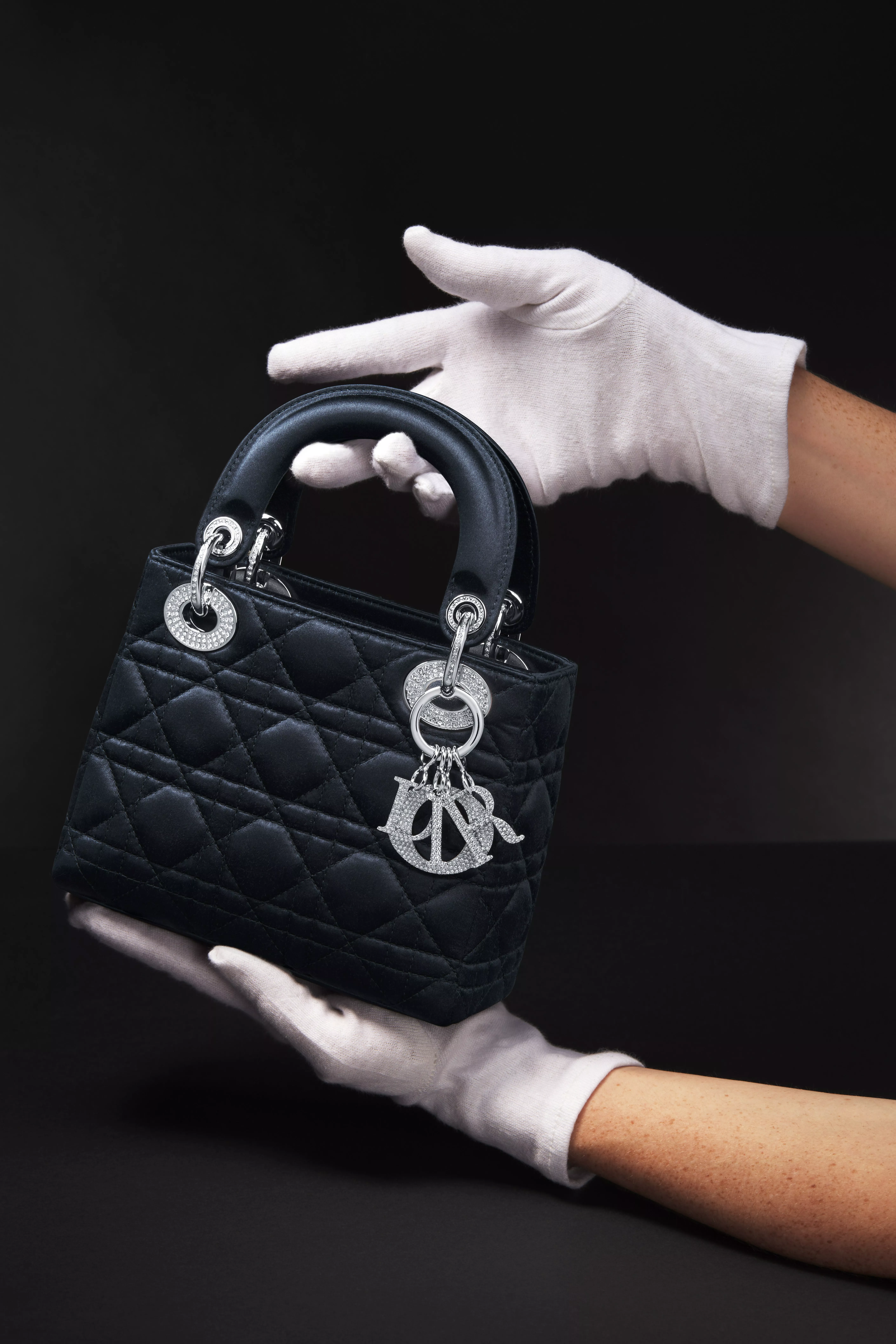 ديور تطلق إصدار جديد من حقيبة Lady Dior التي حملتها الليدي ديانا