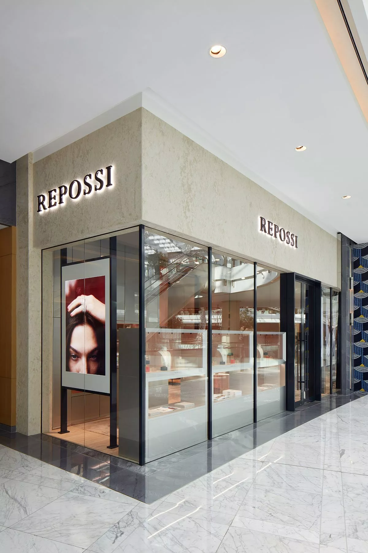 ريبوسي تعيد افتتاح متجرها بتصميم جديد في أبوظبي مول في ركن الأزياء