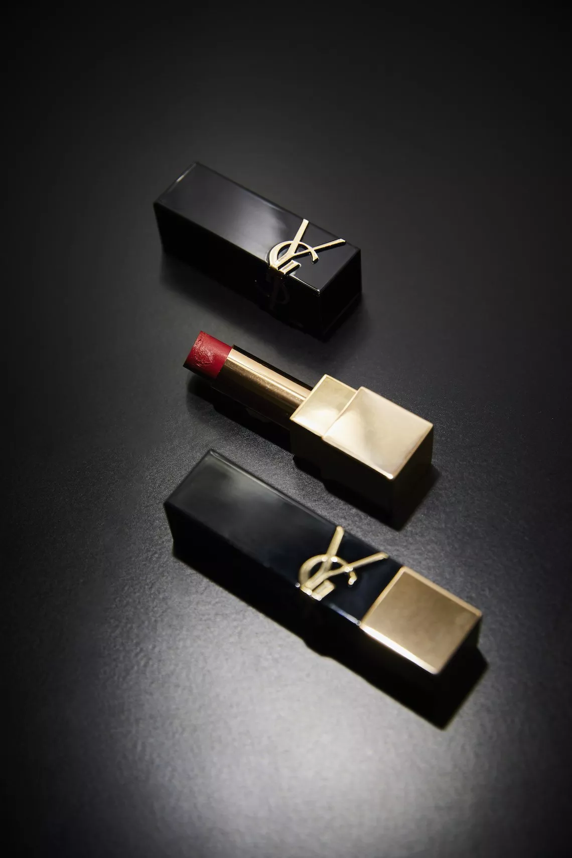 Yves Saint Laurent تطلق احمر الشفاه Rouge Pur Couture The Bold