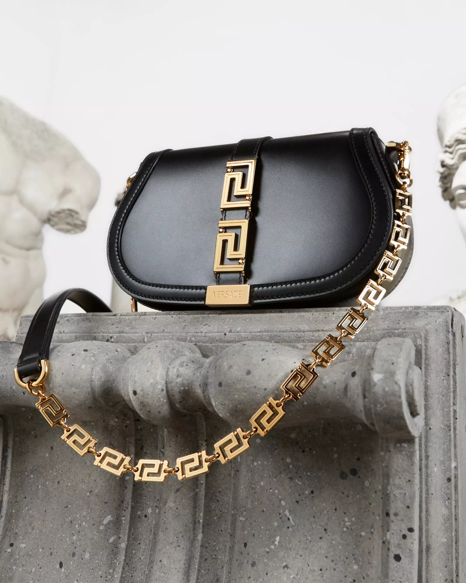 Versace تقدّم مجموعة Greca Goddess من الحقائب والأكسسوارات
