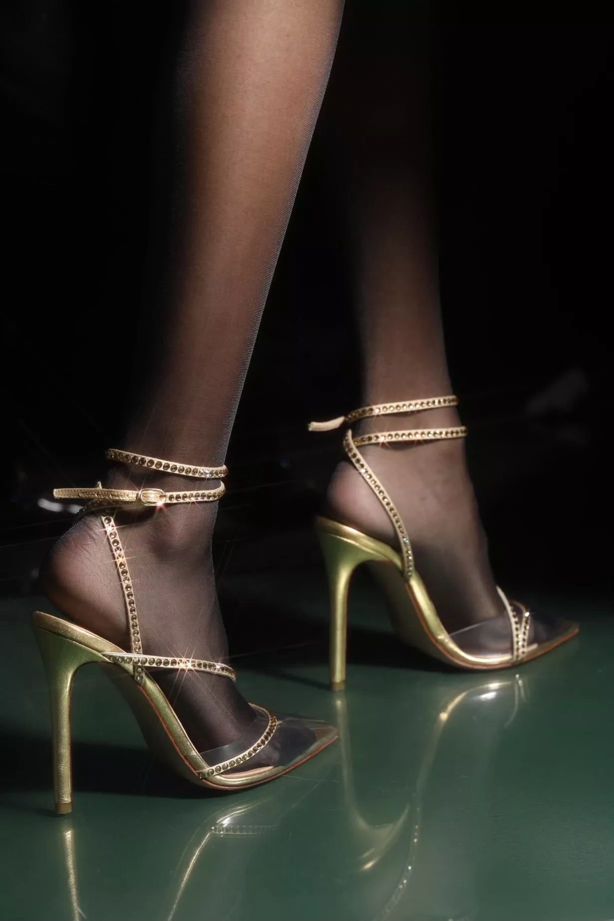 أندريا وازن تطلق تشكيلة مصغّرة من الأحذية خصيصاً لموسم الأعياد 2021