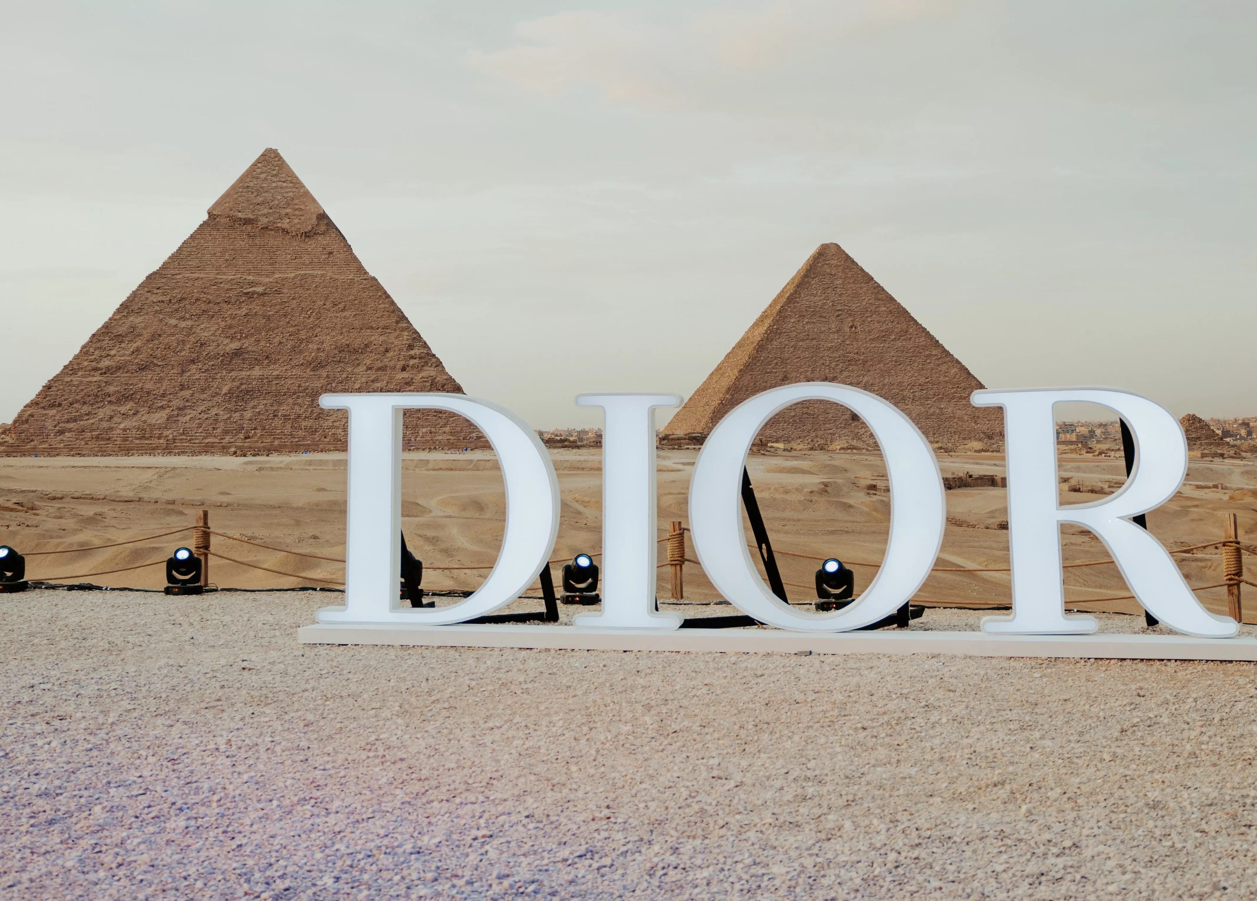 ديور تحتفل بعطر Dior Sauvge في أهرامات الجيزة في مصر، بحضور أبرز المشاهير