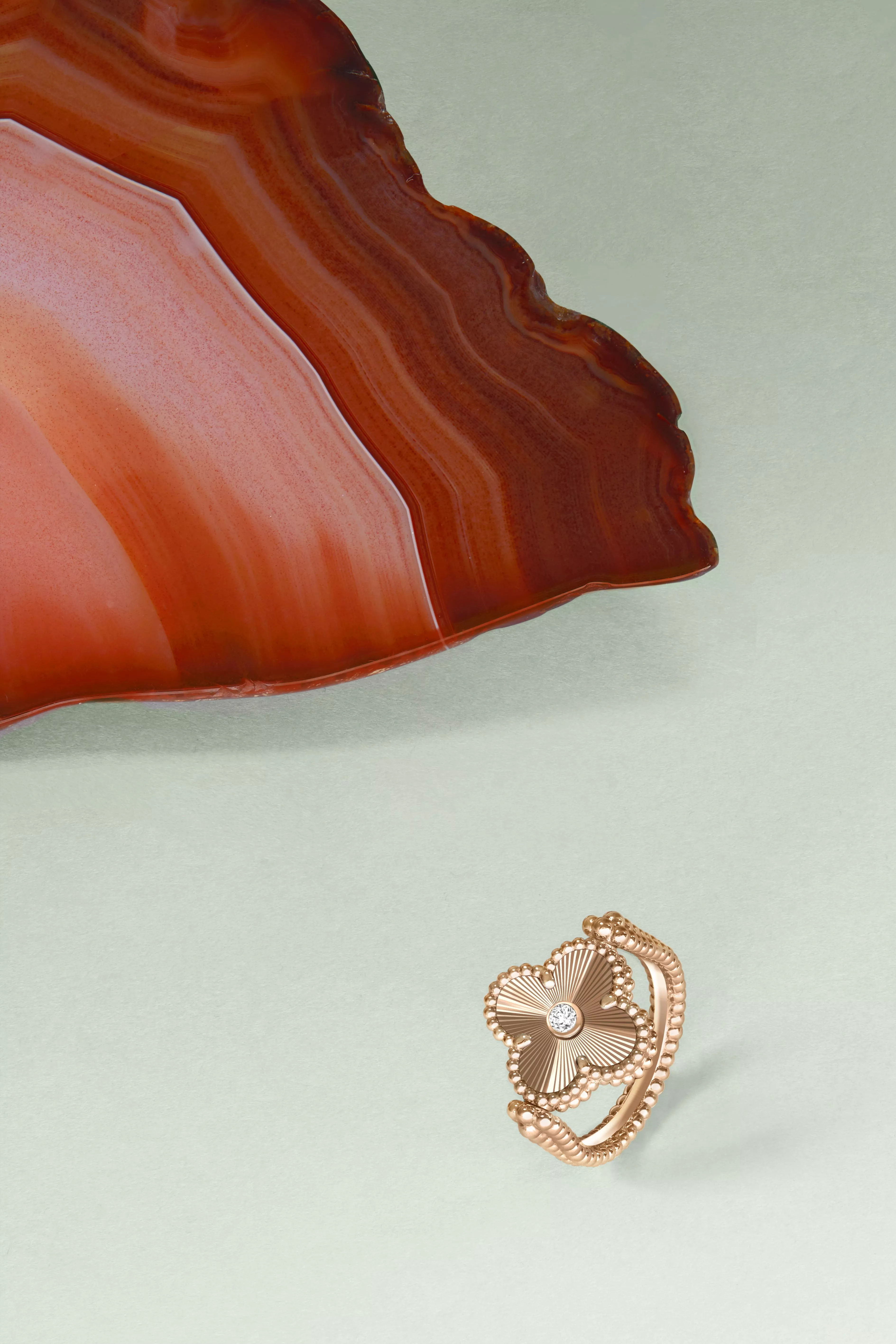 Van Cleef & Arpels تضمّ 4 قطع مجوهرات إلى مجموعة Alhambra