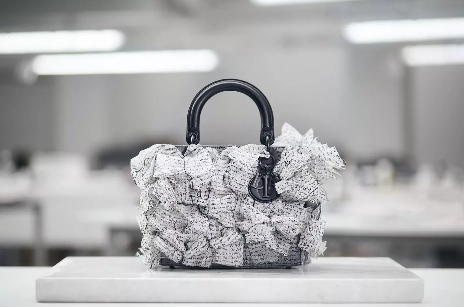 إطلاق مشروع Dior Lady Art لإعادة تصميم حقيبة Lady Dior الأيقونية