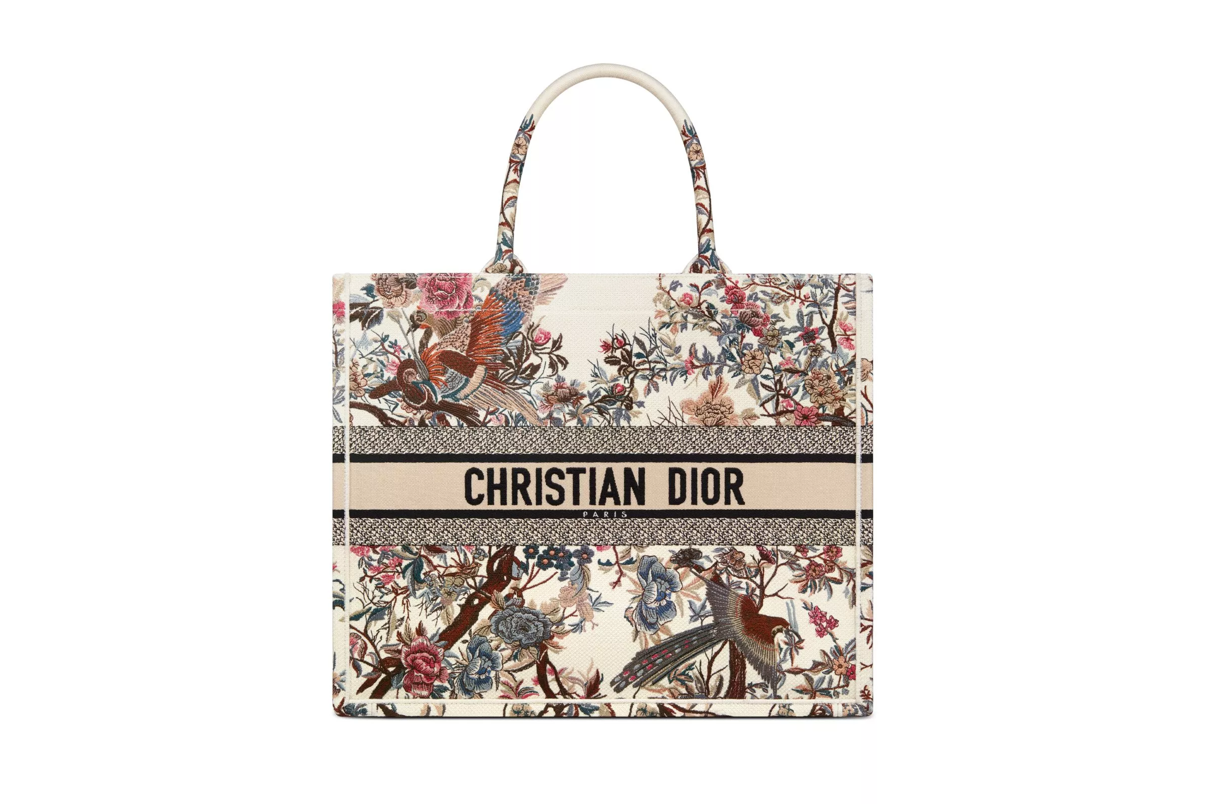 ديور تقدّم حقيبة Dior Book Tote بنمط الحديقة الشتويّة