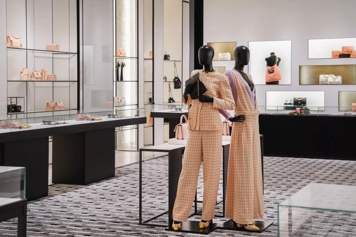 Chanel تفتتح بوتيك مزدوج في مول الإمارات في دبي في أبريل 2023