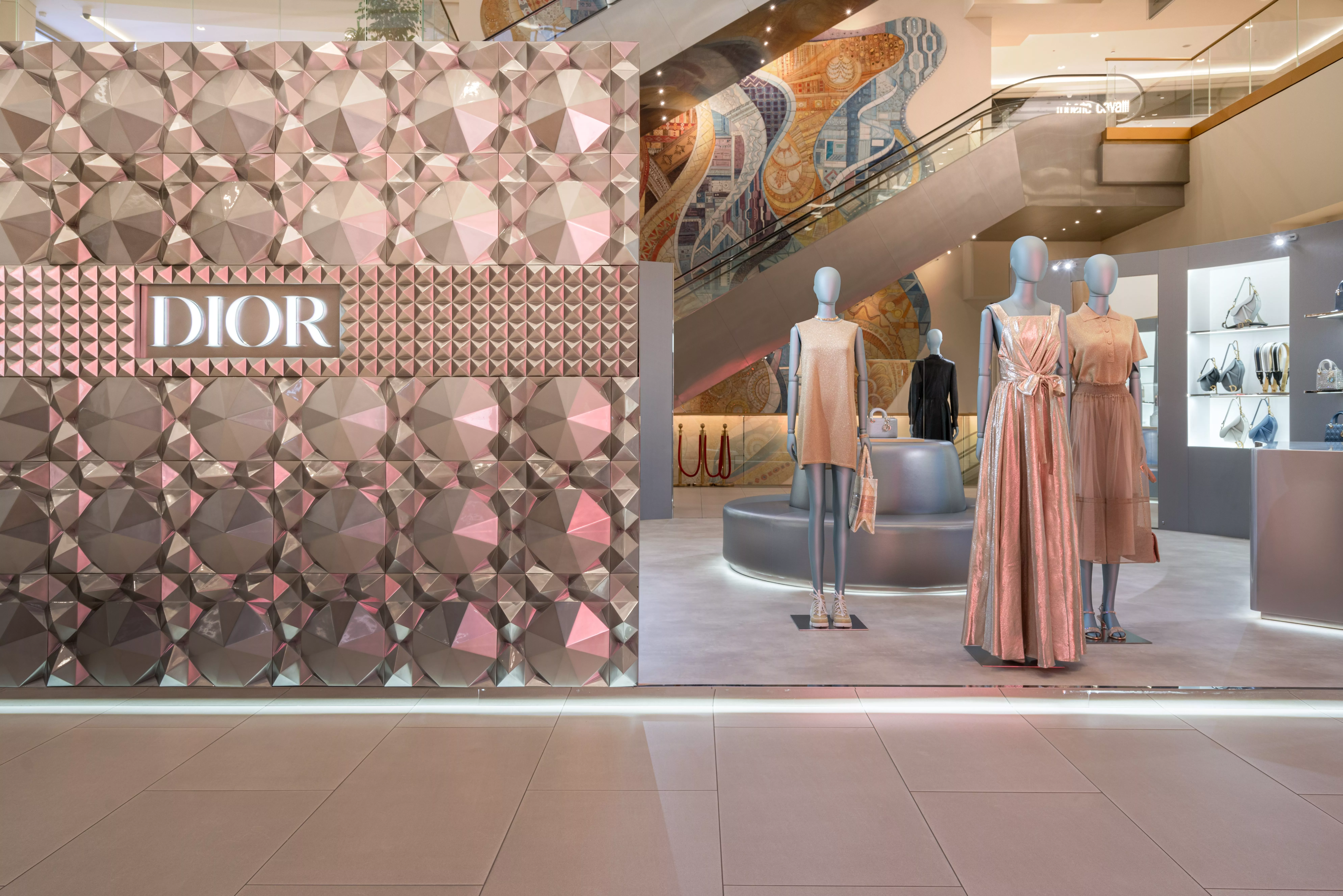 ديور تقدّم سلسلة متاجر مؤقّتة مخصّصة للمجموعة الكبسولية لشهر رمضان Or Dior في الشرق الأوسط