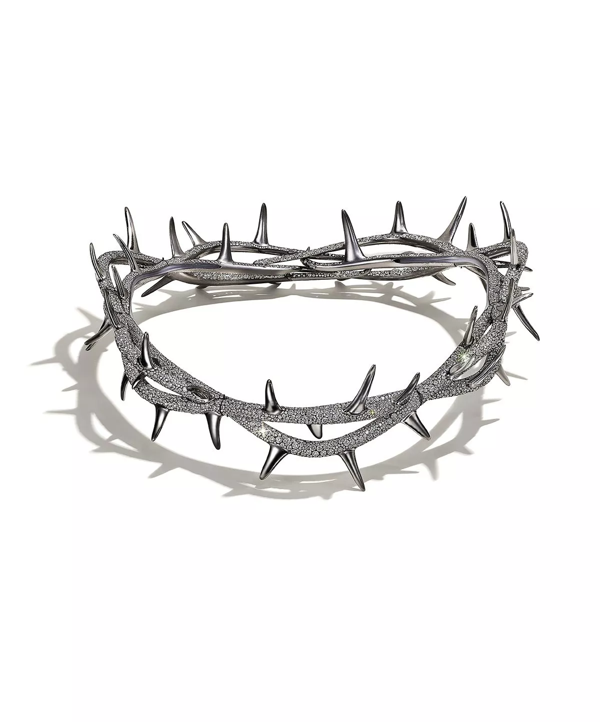 علامة Tiffany & Co تُطلق تصميم Crown of Thorns بالتعاون مع الفنان كيندريك لامار