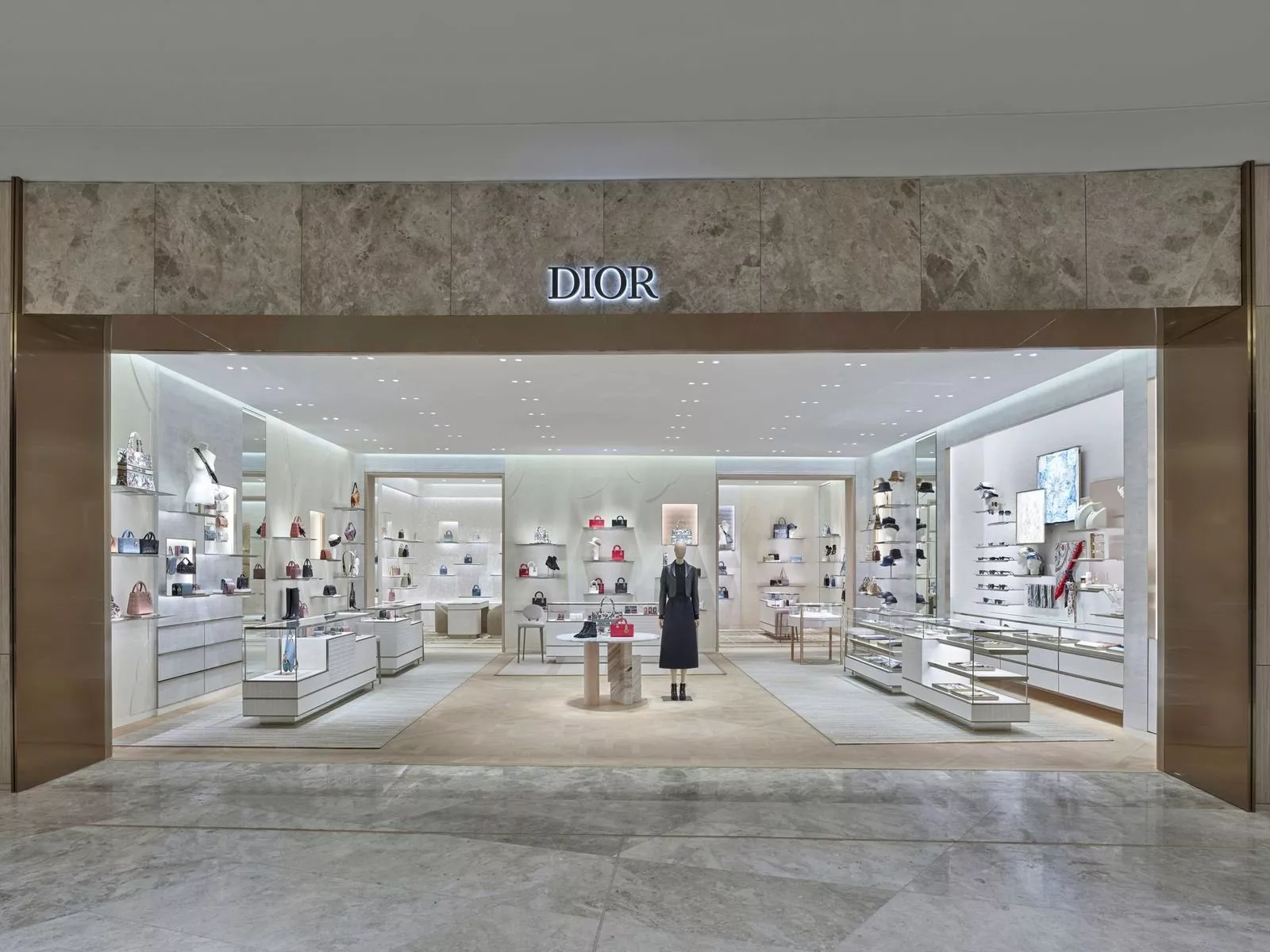 Dior تكشف عن سلسلة من متاجرها الدائمة والمؤقّتة في قلب الدوحة