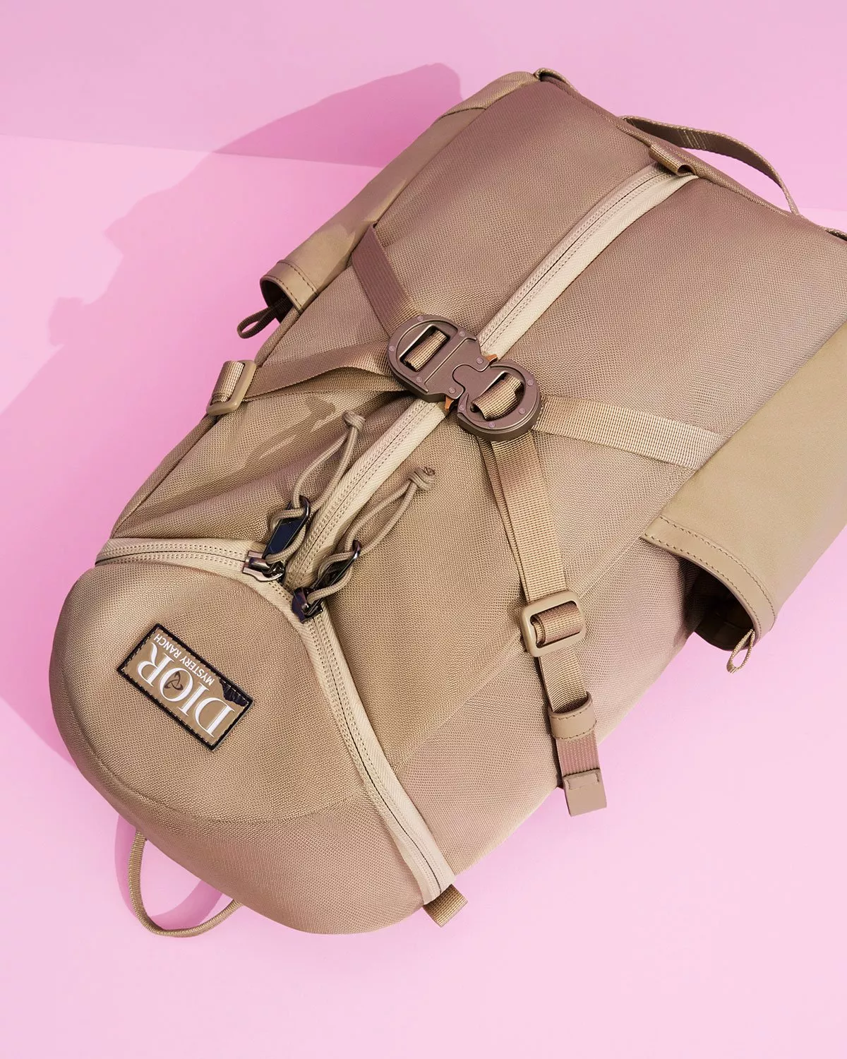 Dior تطلق حقائب جديدة بالتعاون مع Mystery Ranch
