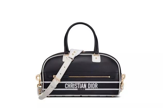 ديور تقدّم المجموعة الجديدة لحقائب Dior Vibe والمهارة الحرفية لحقائب Bowling