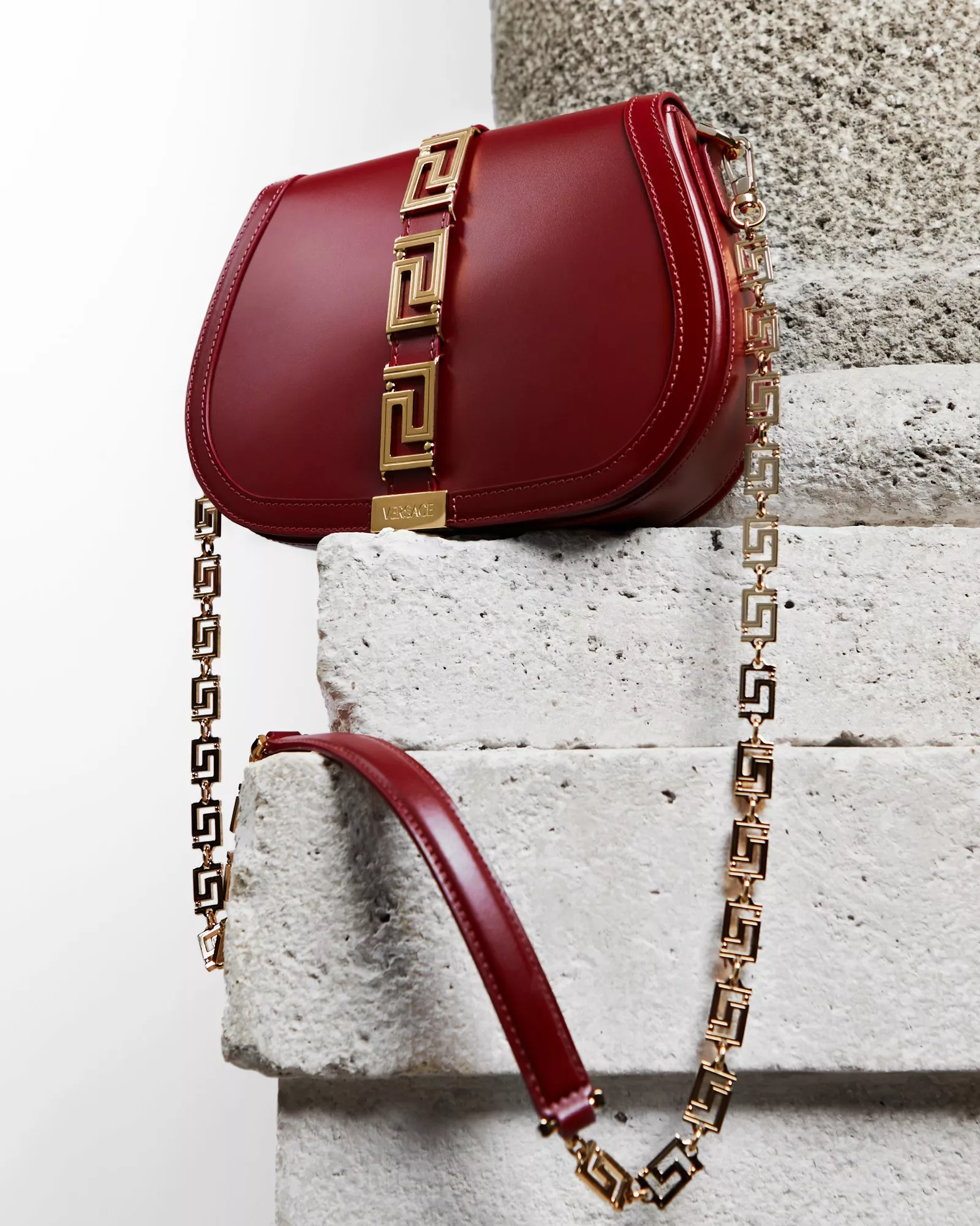 Versace تقدّم مجموعة Greca Goddess من الحقائب والأكسسوارات