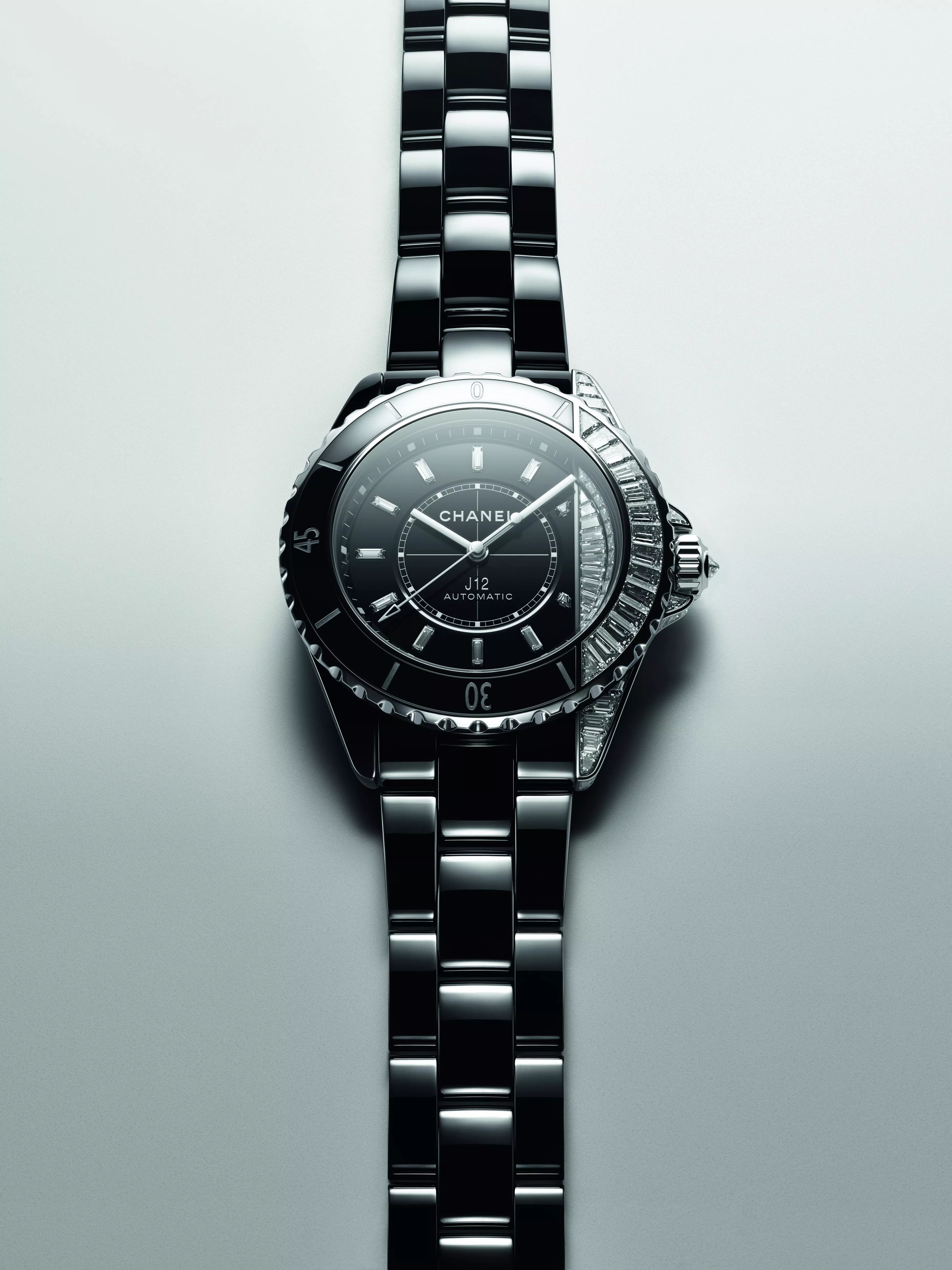 Chanel تطرح ساعة J12 Paradoxe وساعة J12 X-RAY بإصدار جديد