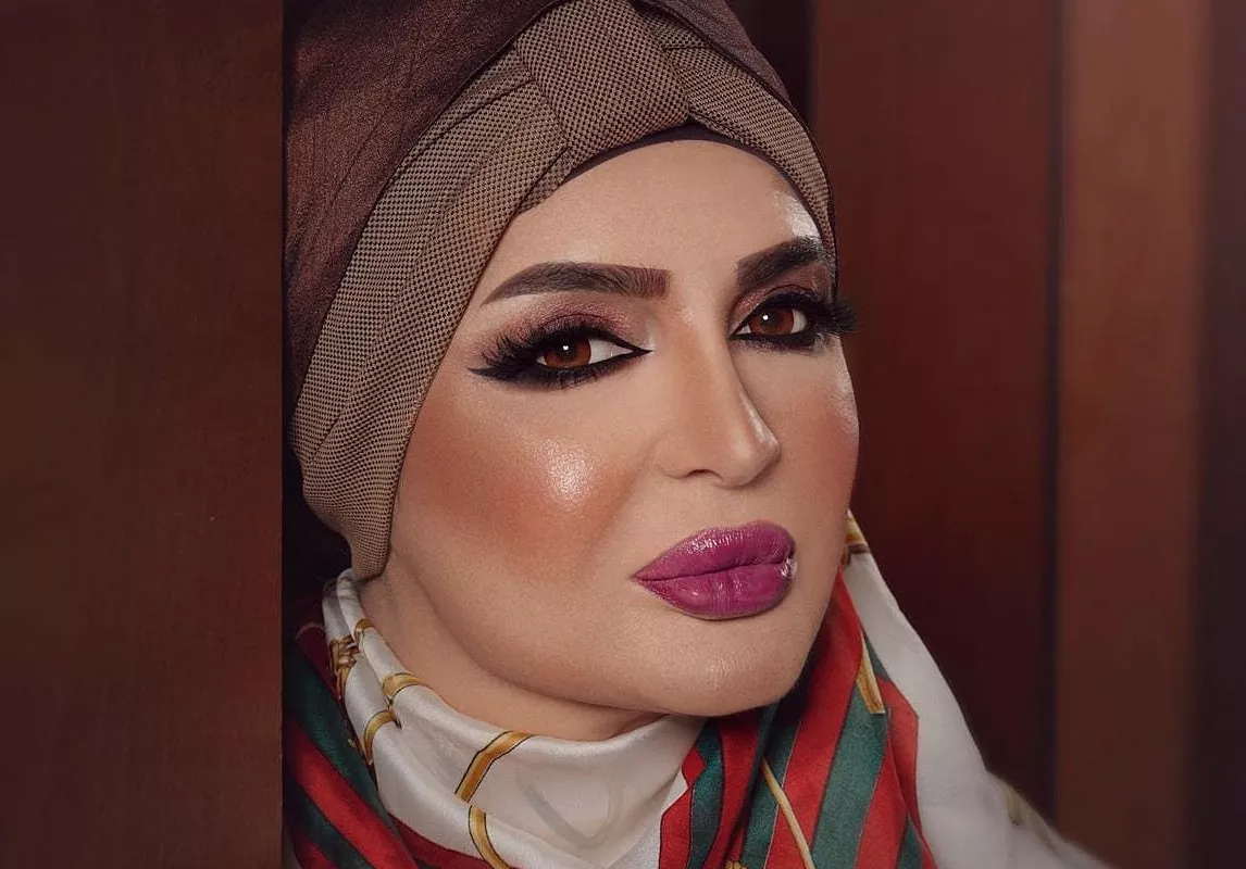 بدرية احمد تخلع الحجاب وتردّ على منتقديها