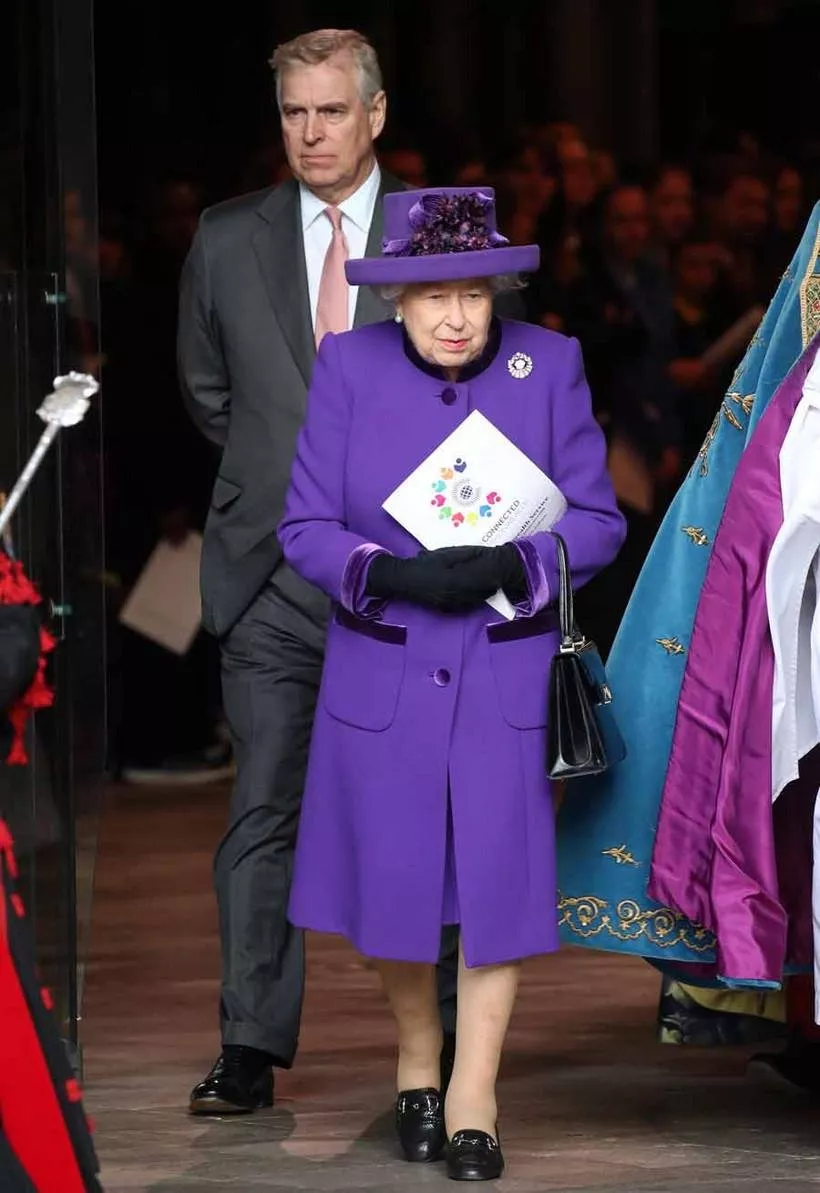 لغة جسد الملكة إليزابيث مع أبرز أفراد العائلة الملكية عبر السنين، تكشف الكثير من الحقائق