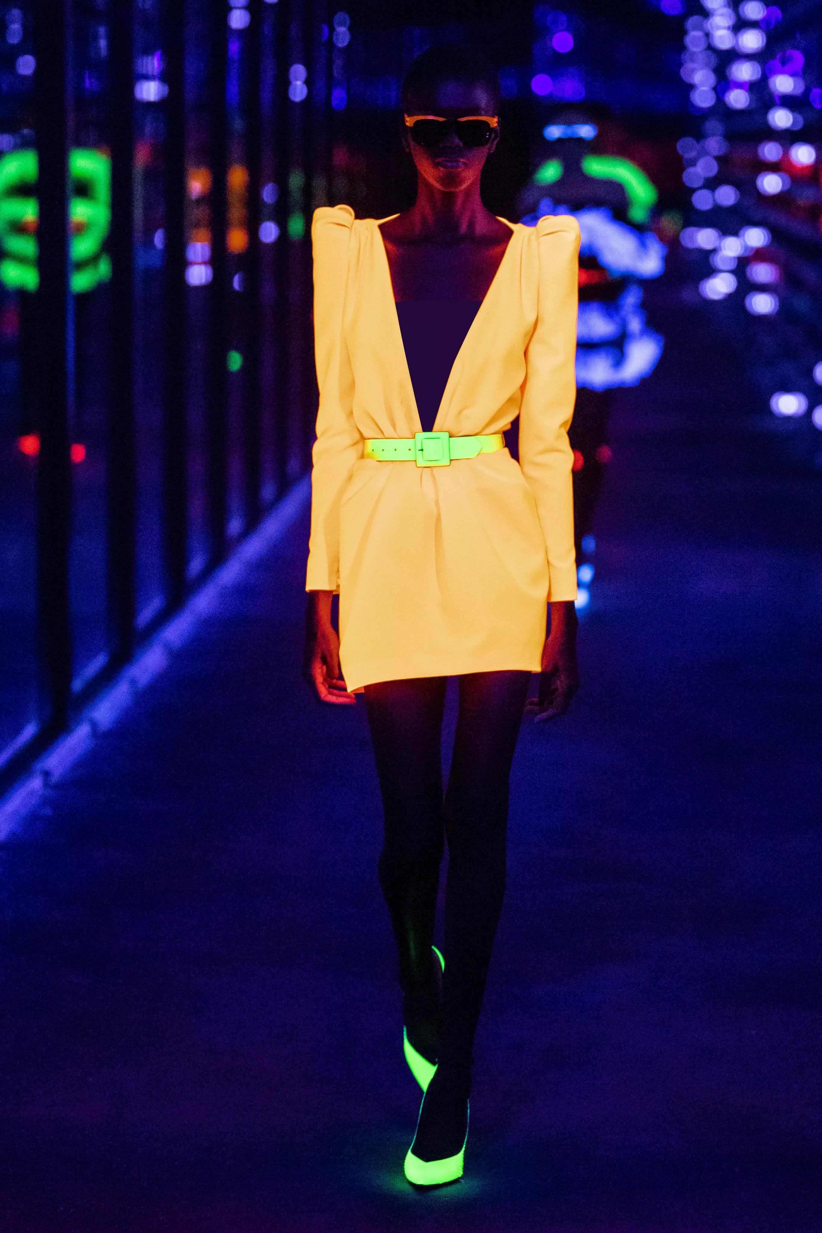 عرض أزياء Saint Laurent Paris لخريف 2019: أكتاف بارزة وألوان نيون صارخة