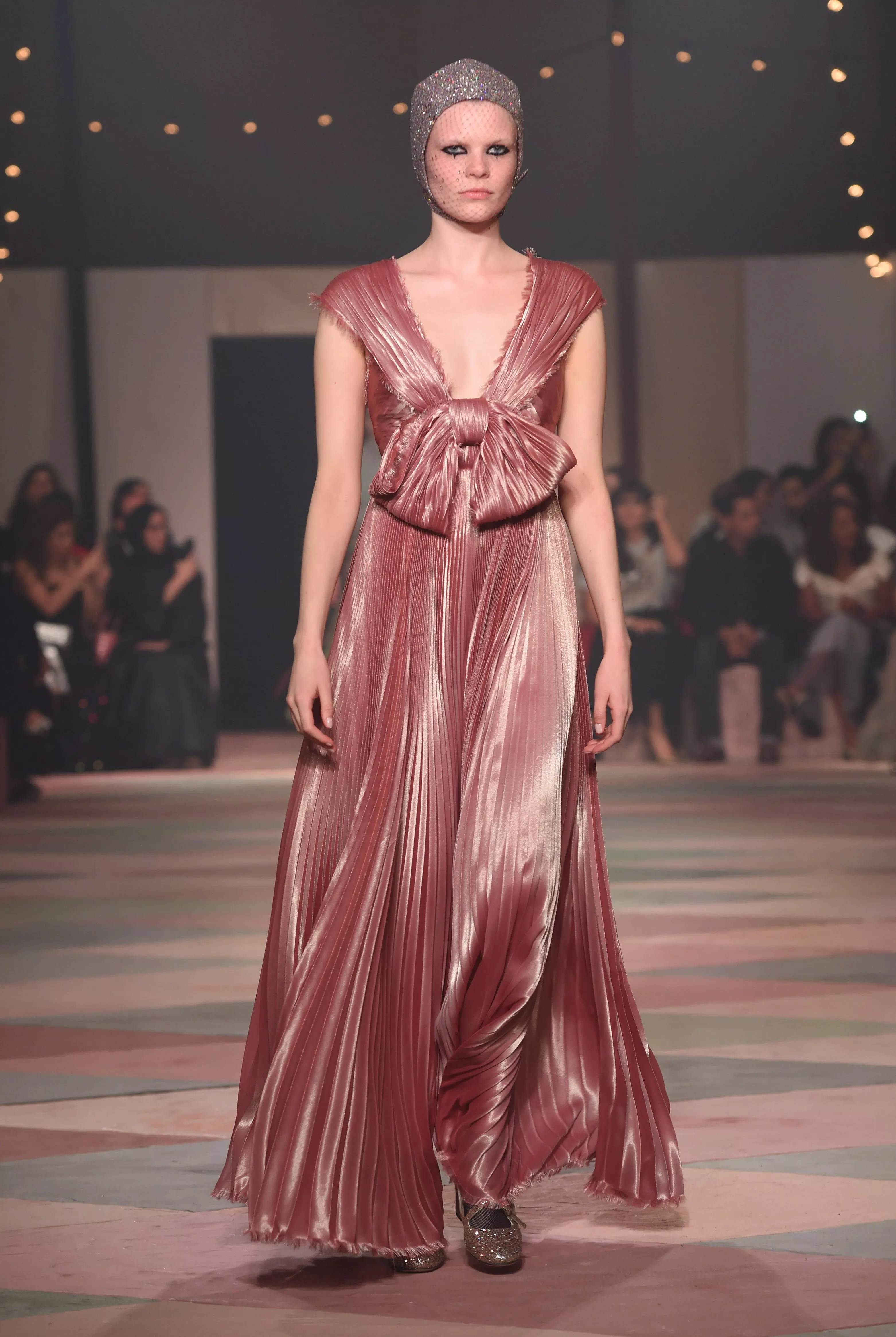 Dior تقدّم مجموعة الخياطة الراقية لربيع 2019 للمرّة الأولى في دبي: 15 تصميم مخصّص للشرق الأوسط