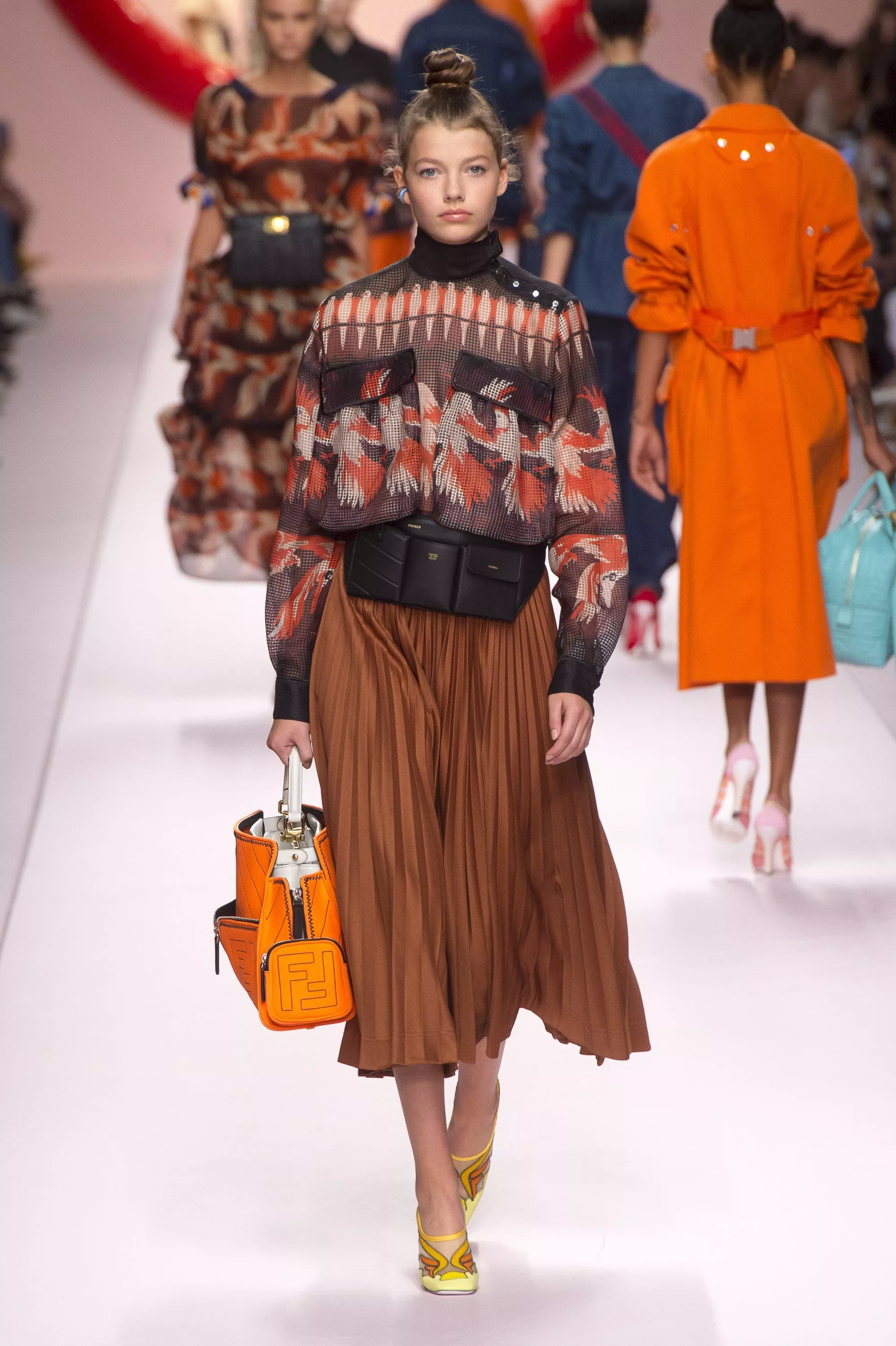 عرض Fendi لربيع 2019 ضمن أسبوع الموضة في ميلانو: جيب هائلة وأسلوب أقرب إلى واقع المرأة المشغولة