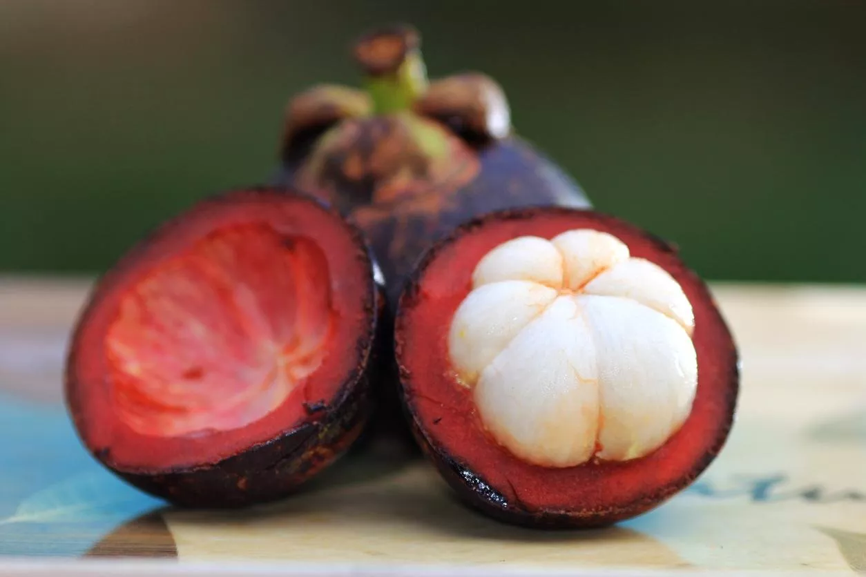 5 فوائد لفاكهة الجارسينيا: تساعد على فقدان الوزن، حرق الدهون وعلاج التوتر