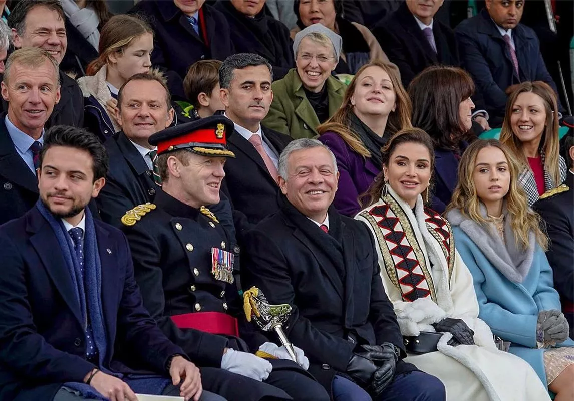 الملكة رانيا في حفل تخرّج الأميرة سلمى: إطلالة أنيقة موقّعة من دور أزياء عربيّة